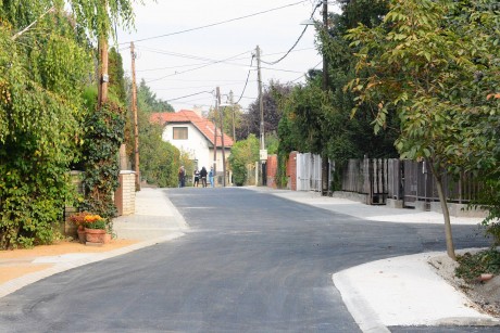 Elkészült a Rozsnyói utca felújítása - kicserélték a vízvezeték rendszert is